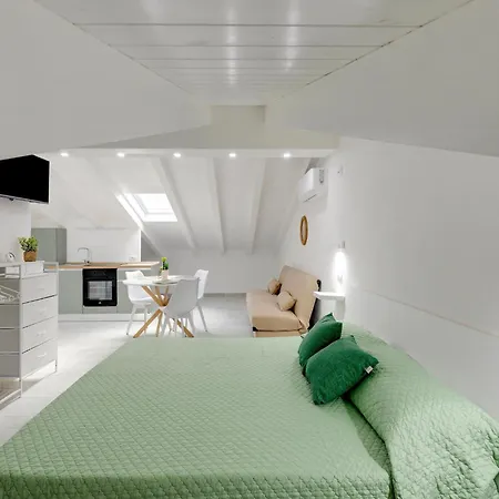 Attic Studio, With Air Conditioning Daire